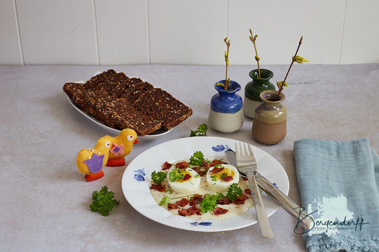 Kogte æg med sneepssovs, bacon og serveret på rugbrød.